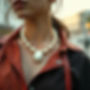 Versatile Outfit with Mother-of-Pearl Necklace A fashionable outfit complemented by a mother-of-pearl necklace highlighting its versatility.